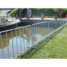 Flussufer Crowd Control Zaun